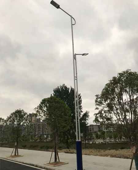 LED路灯安装现场